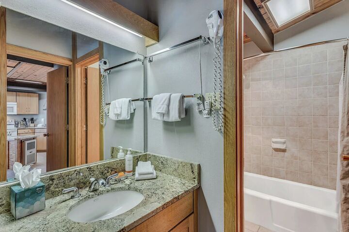 L115 - Studio Bathroom