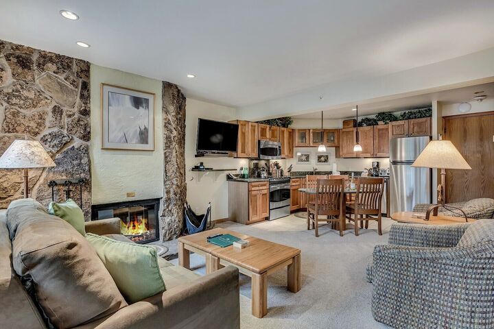 L207 - Studio Living Area