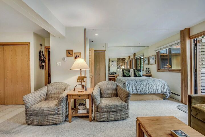 L207 - Studio Living Area