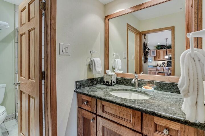 L207 - Studio Bathroom