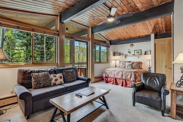 L208 - Studio Living Area