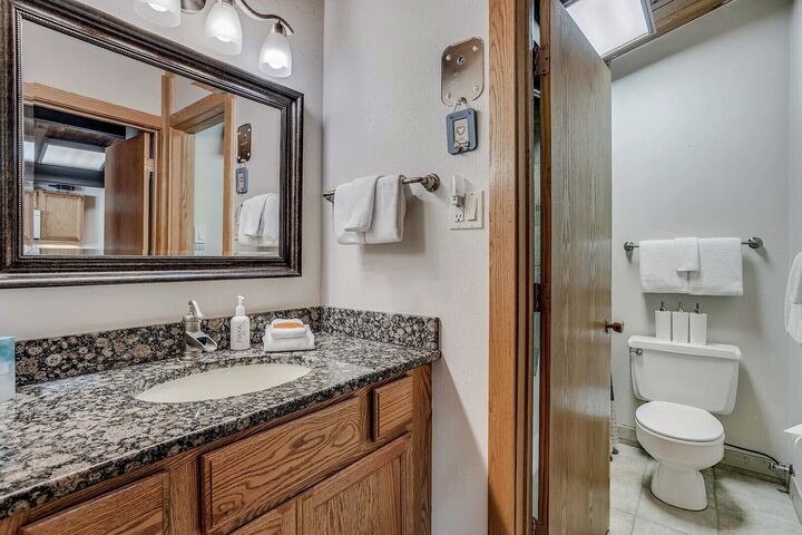 L208 - Studio Bathroom