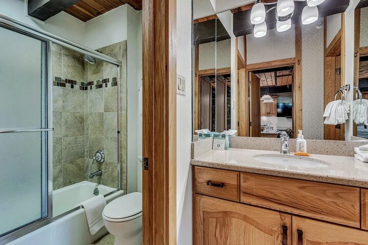 L209 - Studio Bathroom