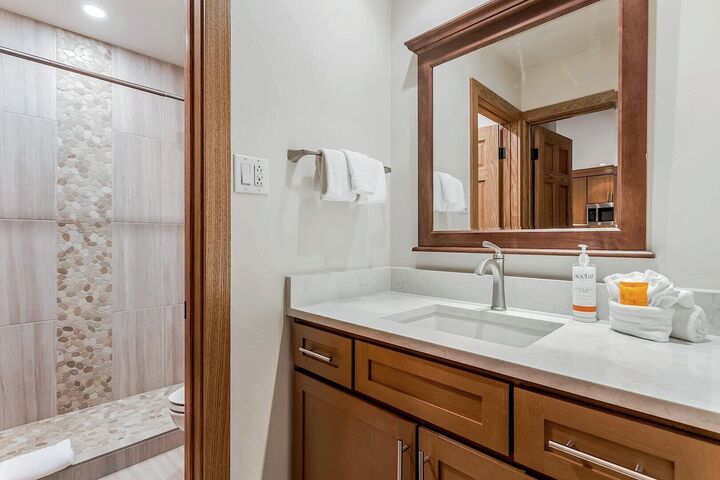 L301 - Studio Bathroom
