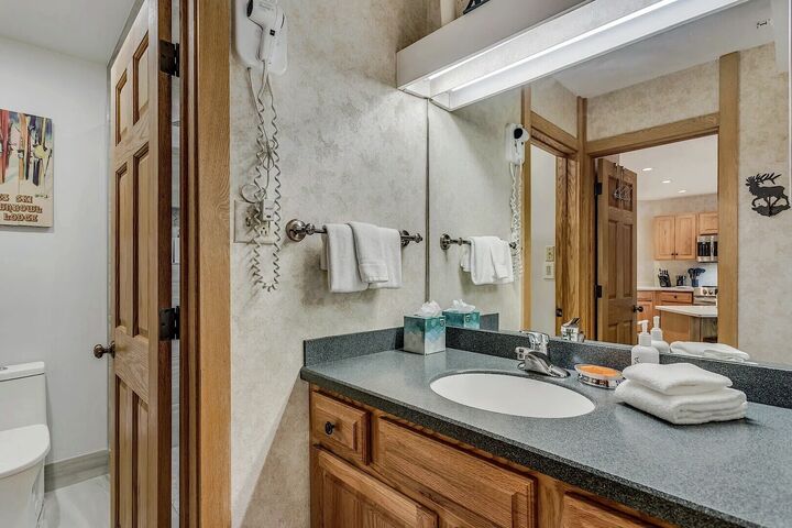 L303 - Studio Bathroom