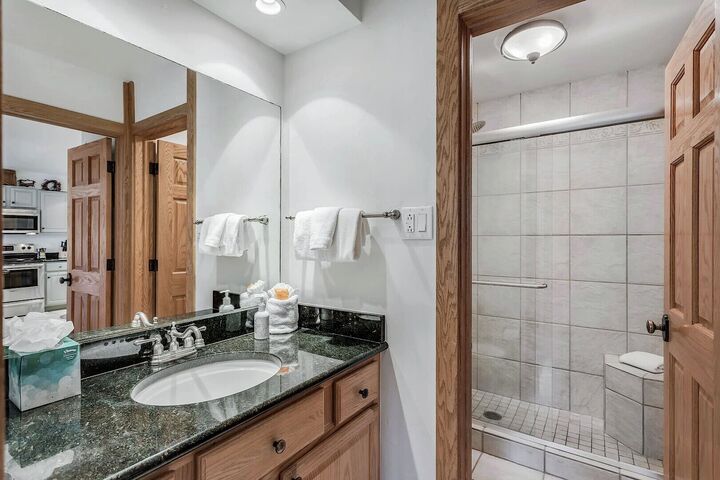 L306 - Studio Bathroom