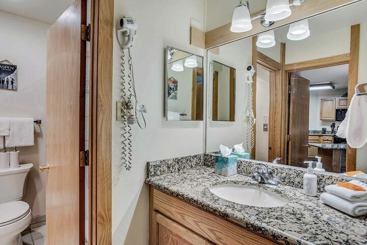 L307 - Studio Bathroom