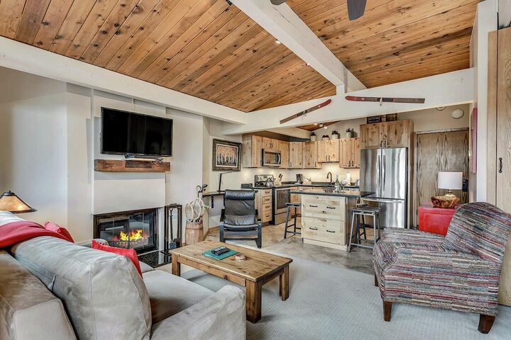 L309 - Studio Living Area