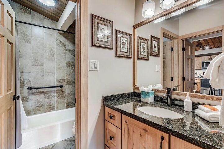 L309 - Studio Bathroom
