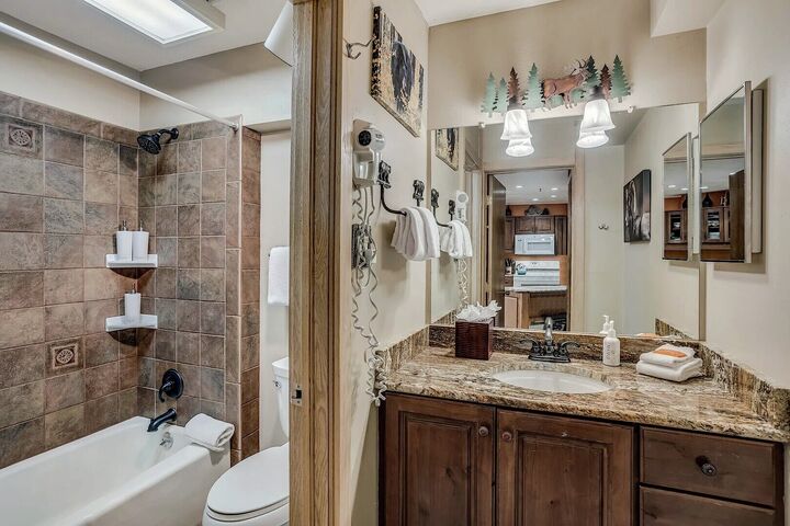 L401 - Studio Bathroom