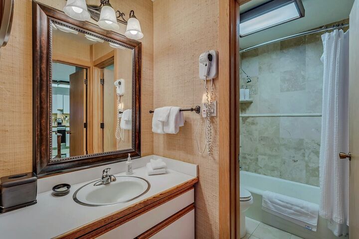 L402 - Studio Bathroom