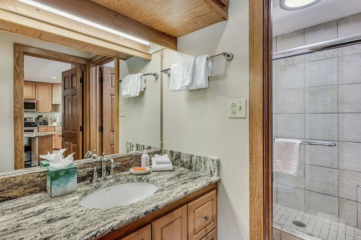 L404 - Studio Bathroom