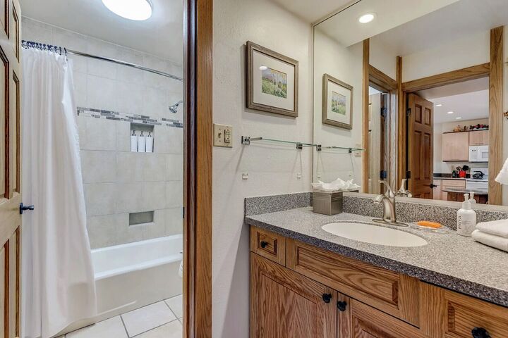 L406 - Studio Bathroom