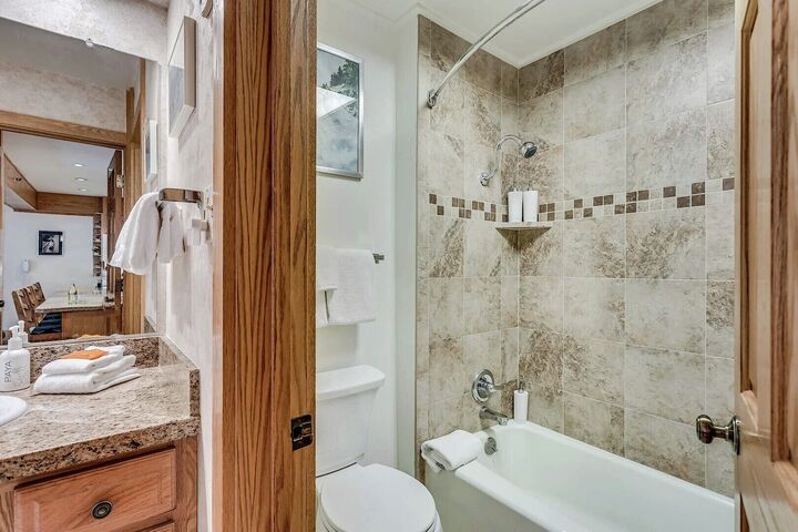 L407 - Studio Bathroom