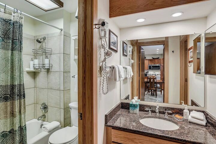L408 - Studio Bathroom