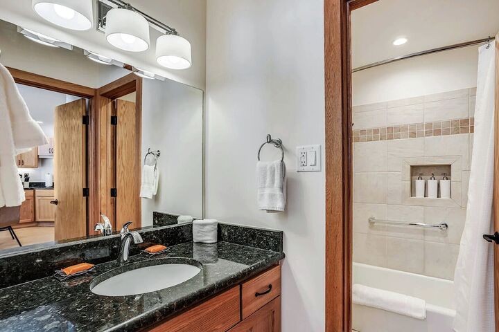 L409 - Studio Bathroom