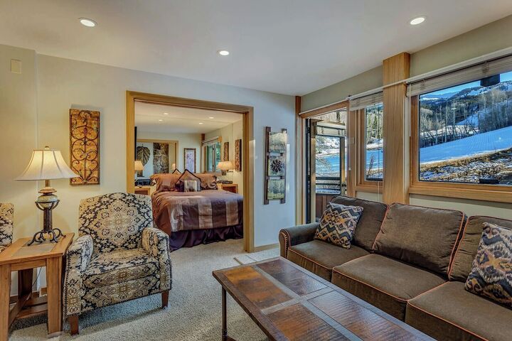 L410 - Studio Living Area