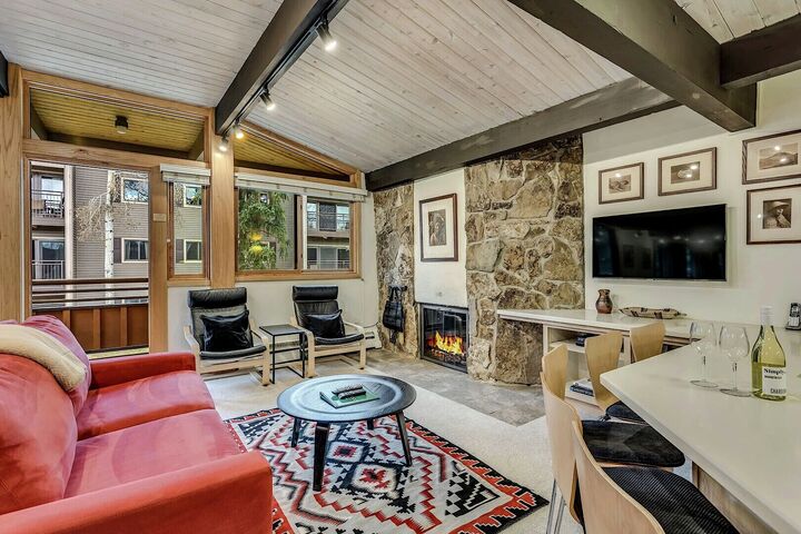 L411 - Studio Living Area