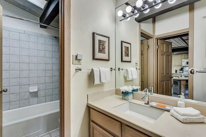 L411 - Studio Bathroom