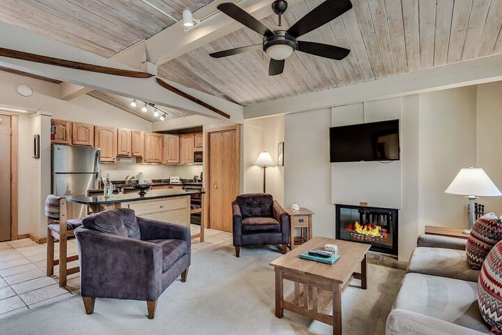 L412 - Studio Living Area