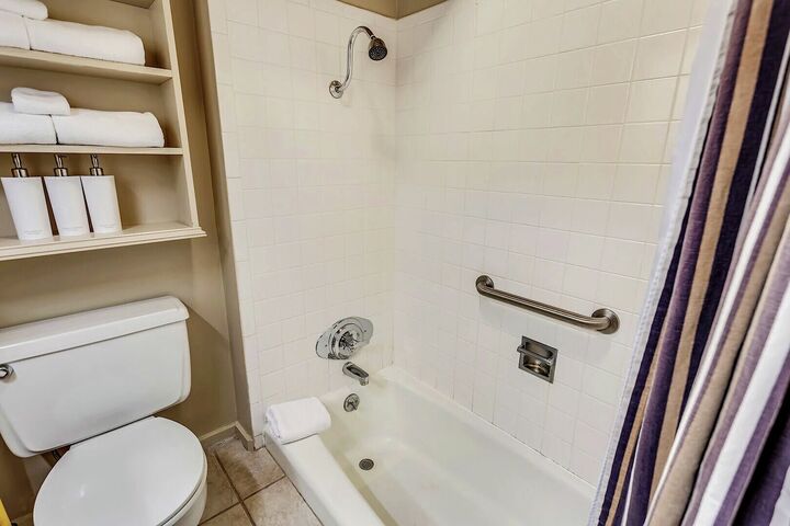 L412 - Studio Bathroom