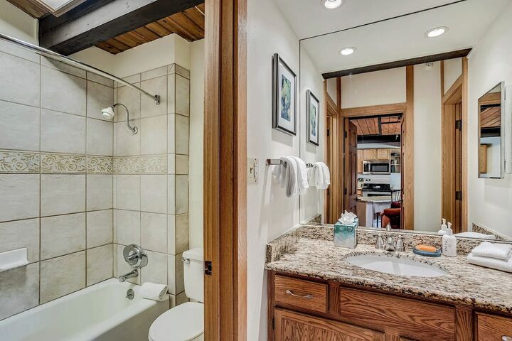 L413 - Studio Bathroom