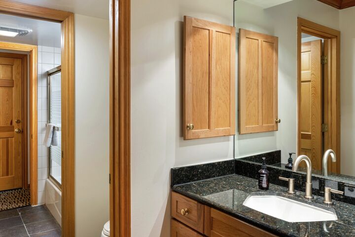 #601 - King Suite - Bathroom