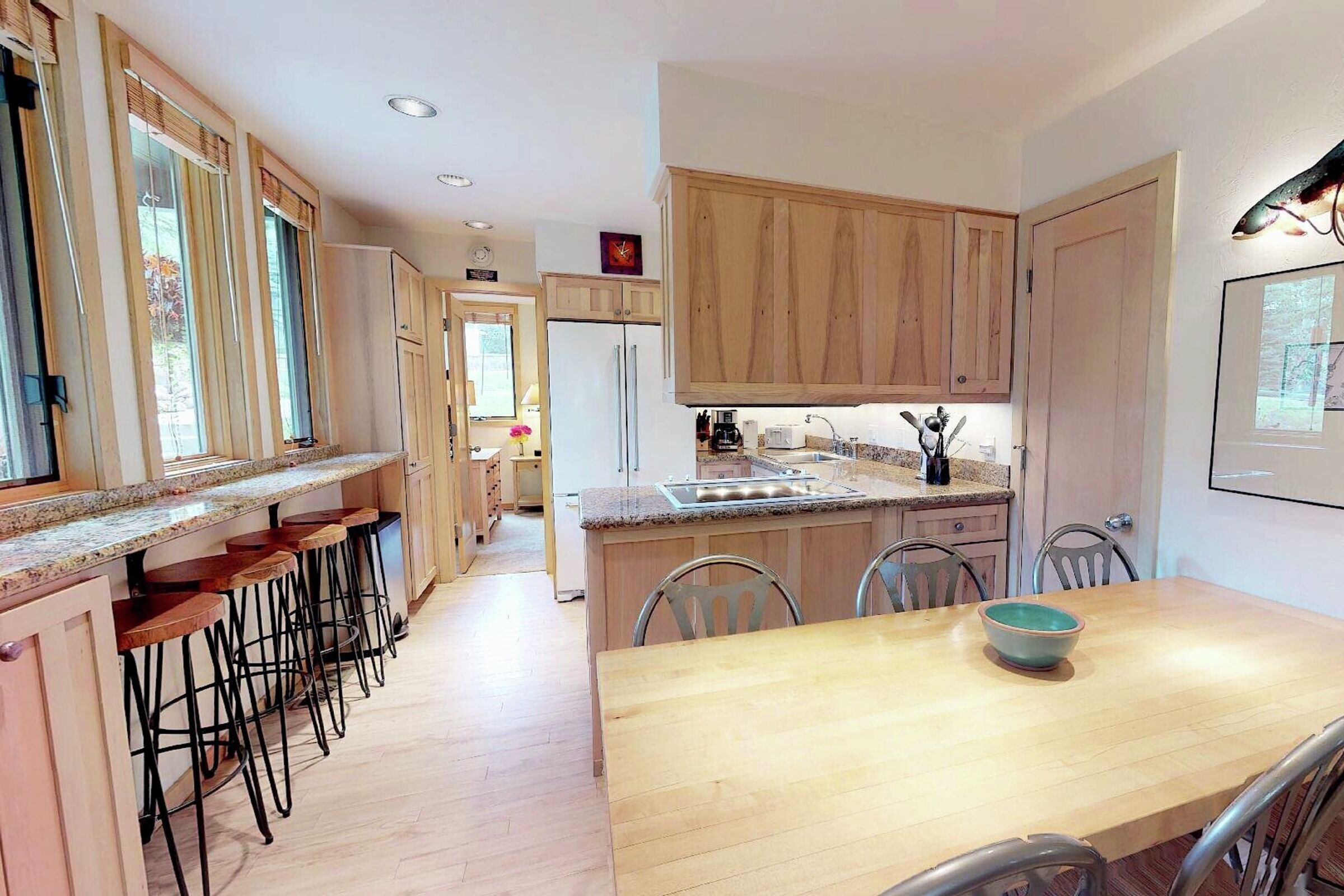 #01 - Dining Area & Kitchen