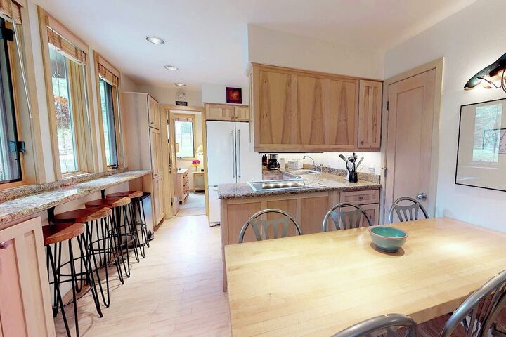 #01 - Dining Area & Kitchen
