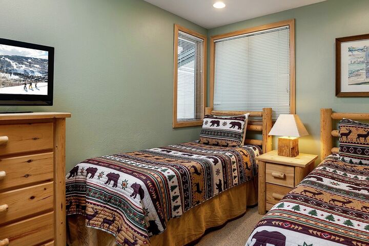 #08 - Bedroom