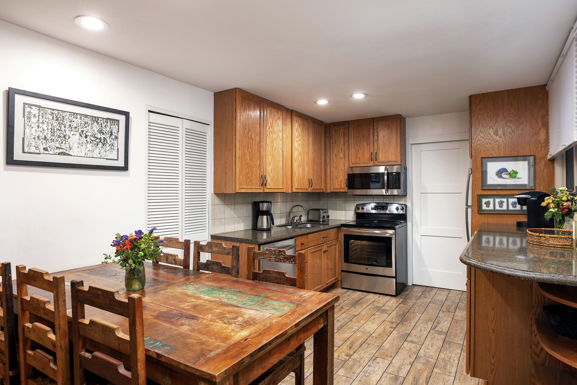 #07 - Dining Area & Kitchen