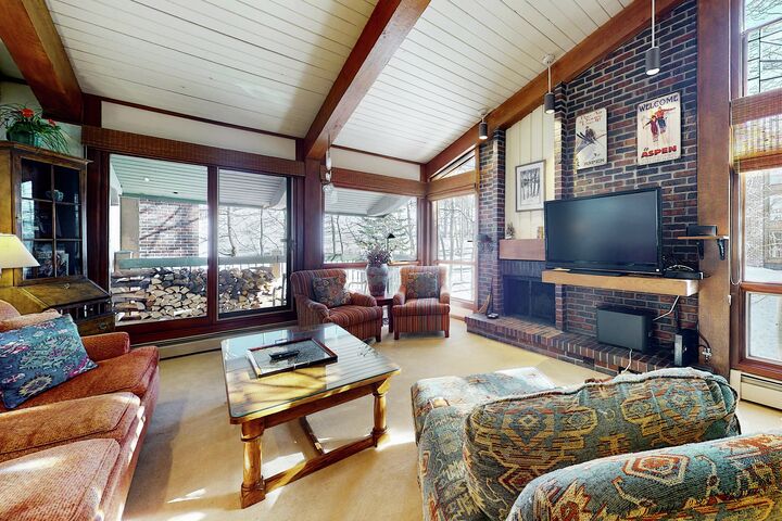 #603 Leaf - Living Area