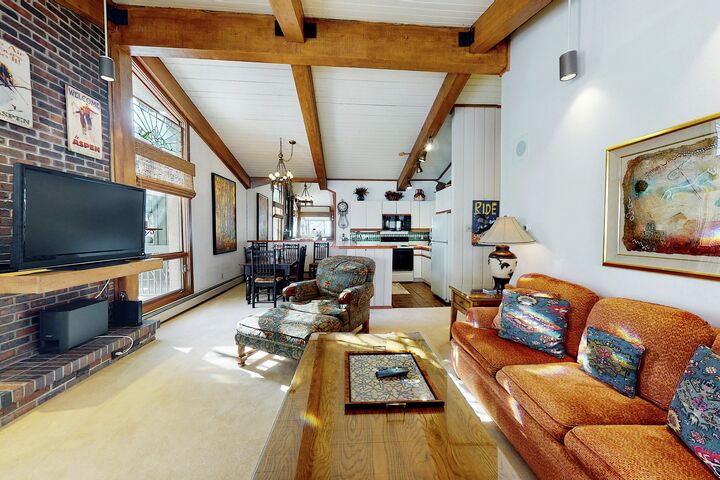 #603 Leaf - Living Area