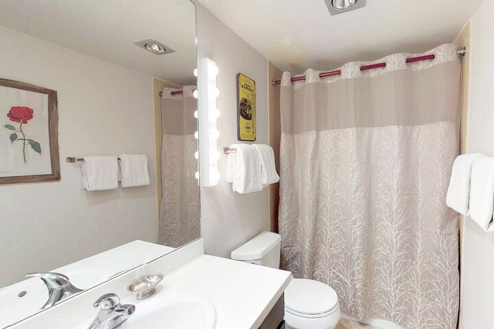 #701 Leaf - Bathroom