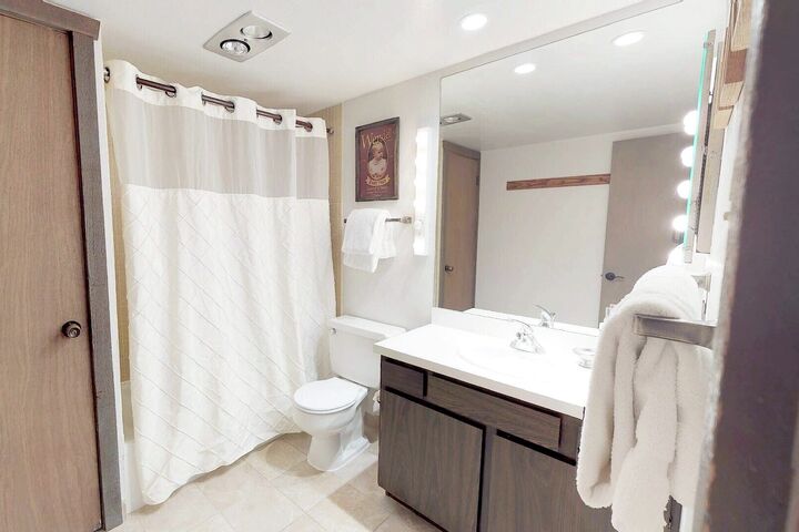 #701 Leaf - Bathroom