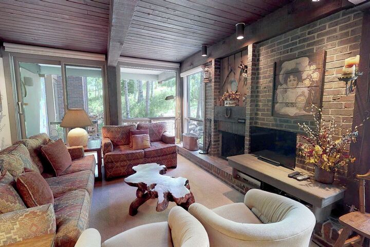 #701 Leaf - Living Area