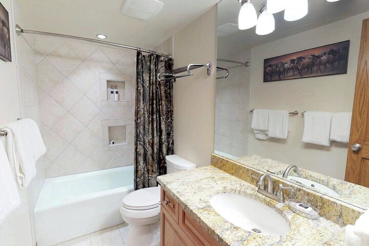 #301 Leaf - Bathroom