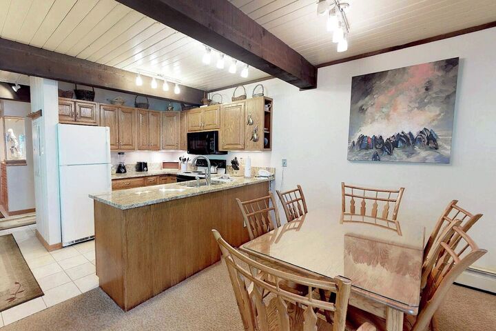#301 Leaf - Dining Area & Kitchen