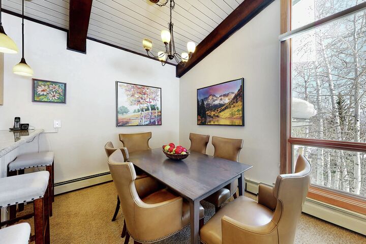 #303 Leaf - Dining Area