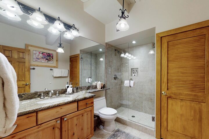 #303 Leaf - Bathroom