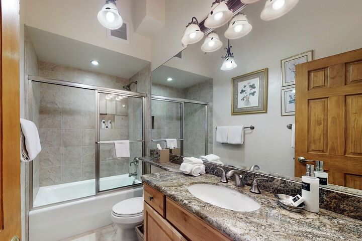 #303 Leaf - Bathroom