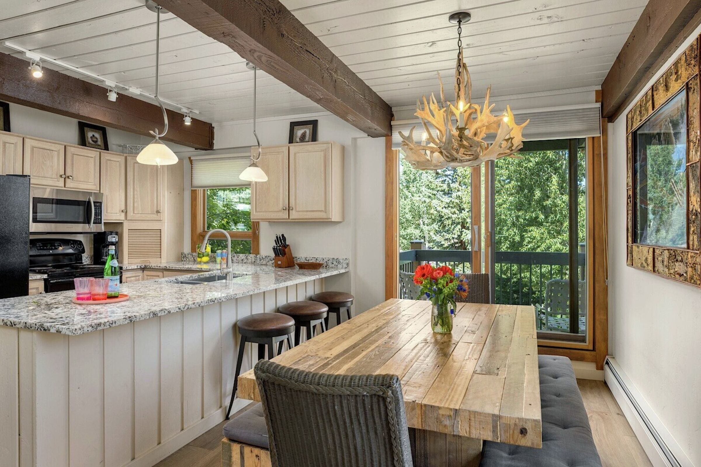 Dining Area & Kitchen
