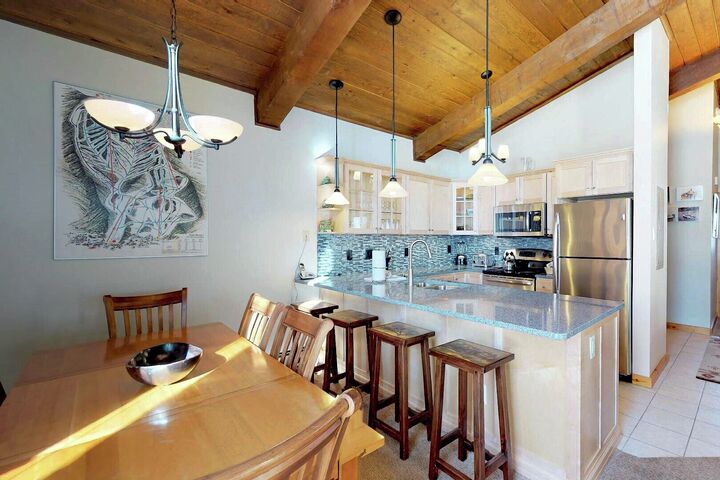 #407 Slope - Dining Area & Kitchen