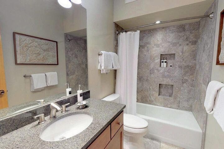 #407 Slope - Bathroom