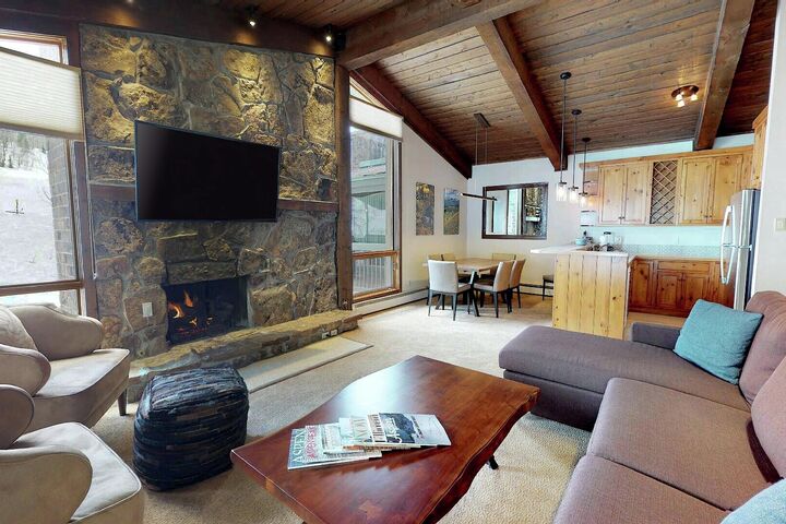 #405 Slope - Living Area