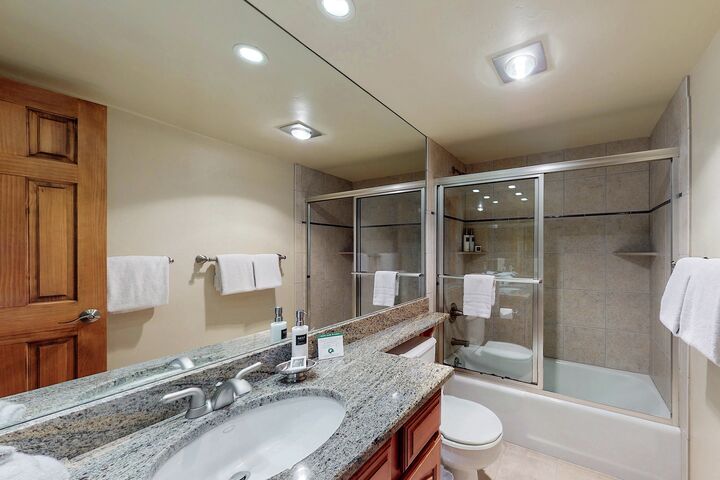 #602 Leaf - Bathroom