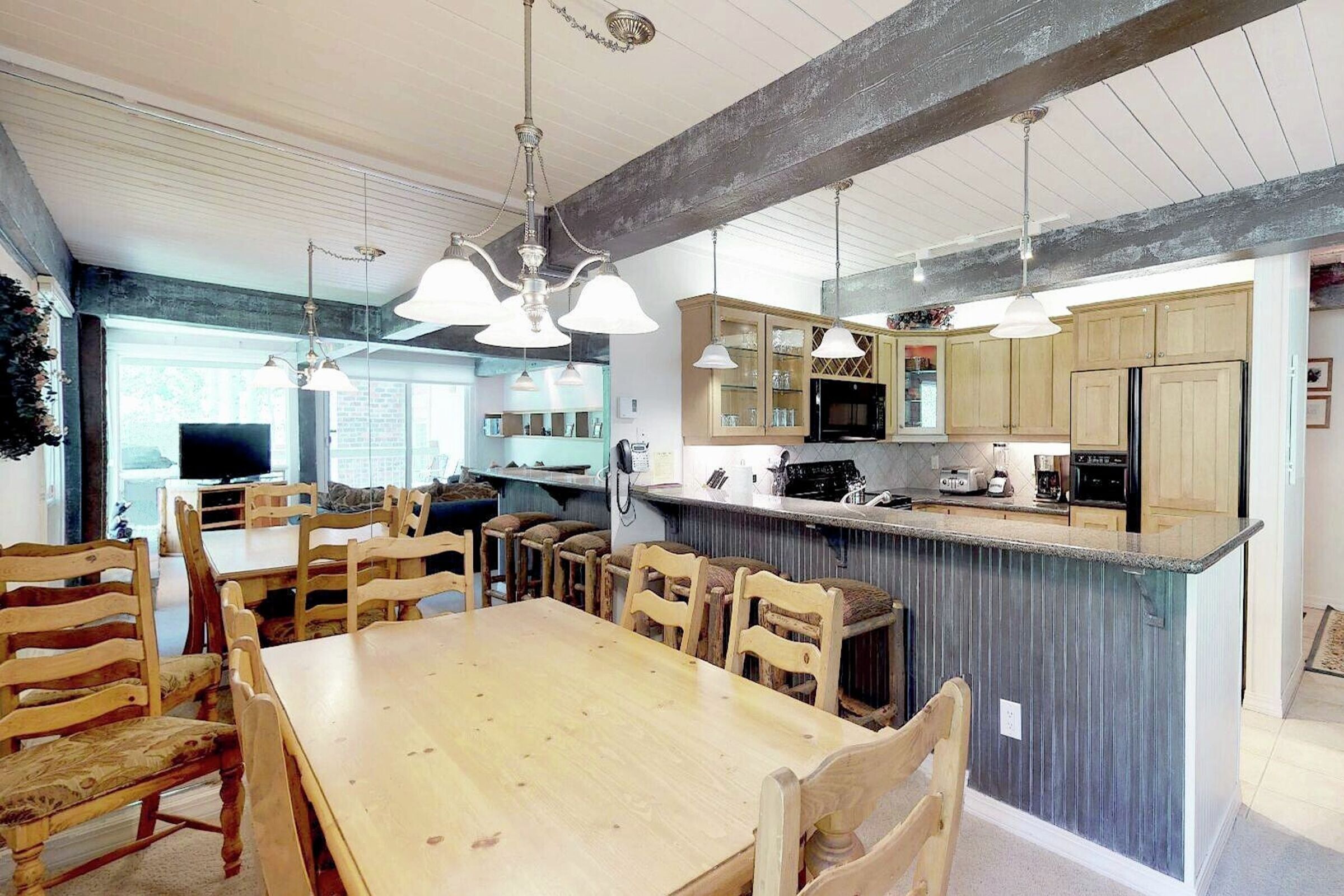 Dining Area & Kitchen