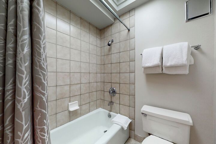 #803 Leaf - Ensuite Bathroom