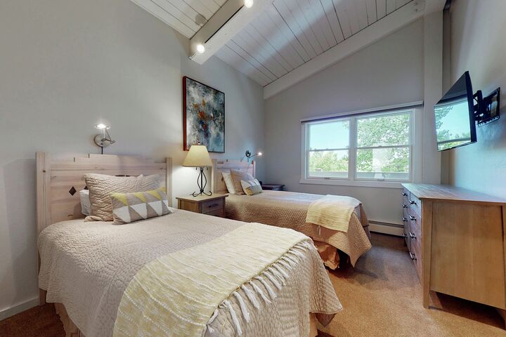 #803 Leaf - Bedroom