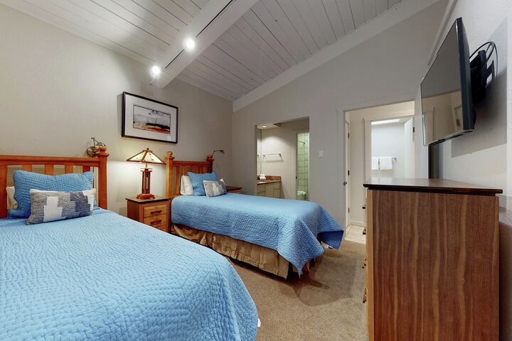 #803 Leaf - Bedroom